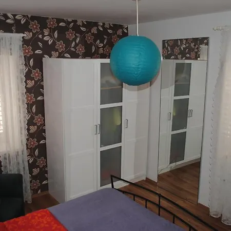 Optimist Apartment *